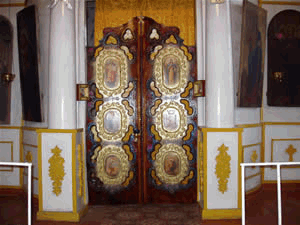 Частично отремонтированная южная часть храма